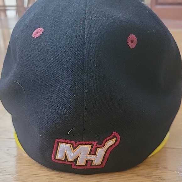 Miami Heat Black Flex Fit Red Under Visor Har Cap NBA L/ XL - Picture 4 of 8